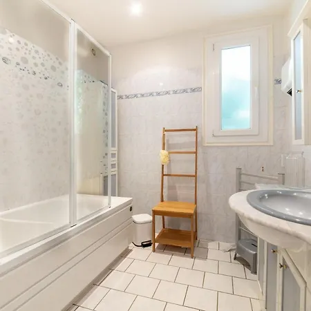 Chante Quinson Apartment *